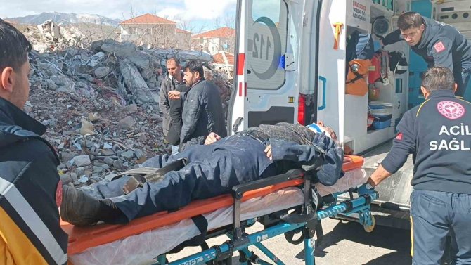 Yıkılan Binaların Fotoğrafını Çekmek İsterken Minibüs Çarptı
