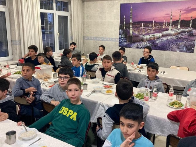 Sahipata Kur’an Kursunda Hafızlarla İftar Sevinci