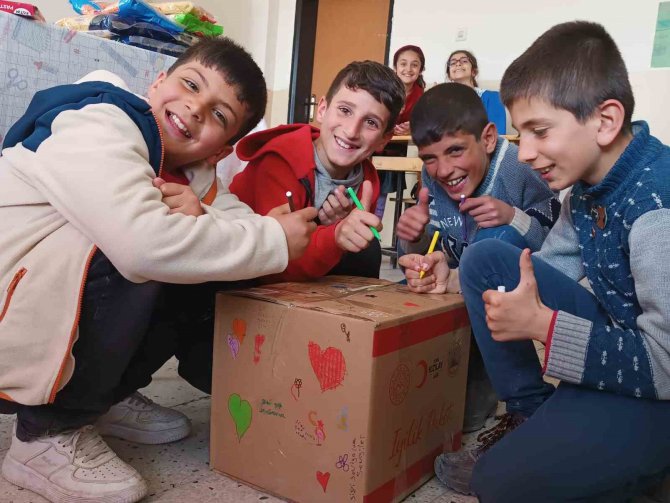 Ağrı’da Öğrenciler Kolileri İyilikle Dolduruyor