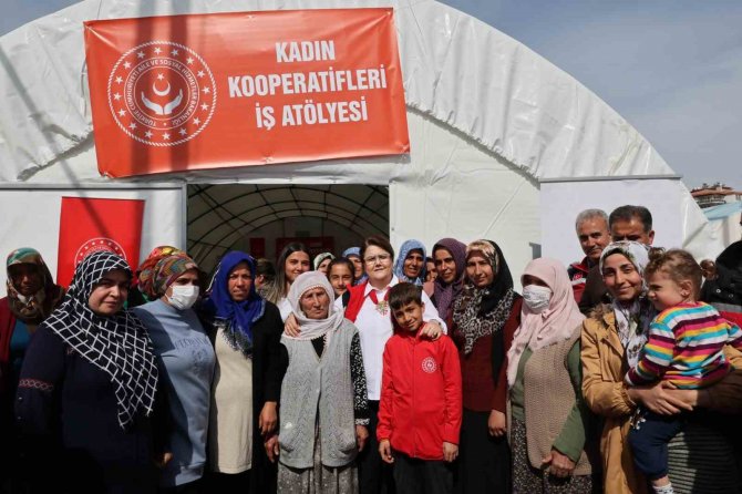 Depremzede Kadınlar, Depremin İzlerini Silmeye Çalışıyor