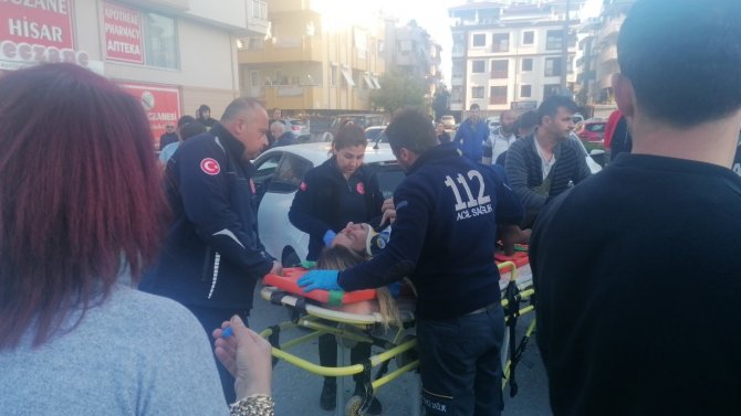 İ̇ki Otomobil Çarpıştı, Araçta Sıkışan Sürücü İtfaiye Ekiplerince Kurtarıldı