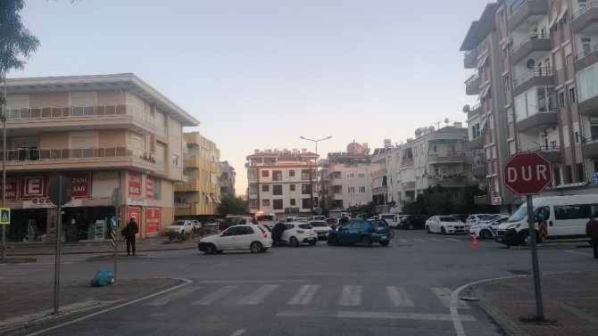 İ̇ki Otomobil Çarpıştı, Araçta Sıkışan Sürücü İtfaiye Ekiplerince Kurtarıldı