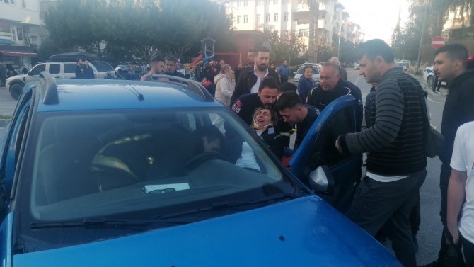 İ̇ki Otomobil Çarpıştı, Araçta Sıkışan Sürücü İtfaiye Ekiplerince Kurtarıldı