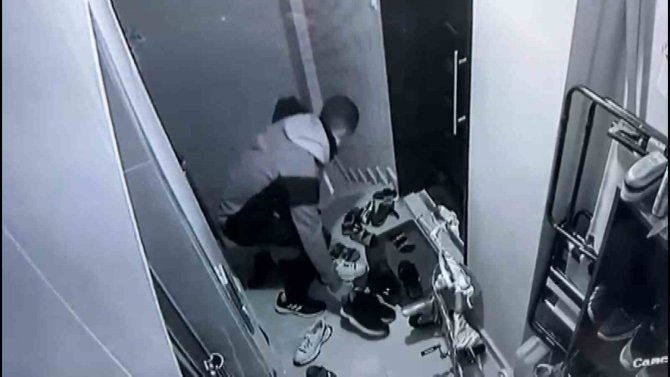 Arnavutköy’de Modeline Göre Ayakkabı Çalan Hırsız Kamerada