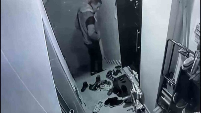 Arnavutköy’de Modeline Göre Ayakkabı Çalan Hırsız Kamerada