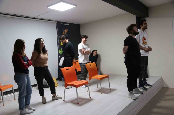 Efeler’de Tiyatro Rüzgarı Çocuklar Ve Gençler İçin Esti