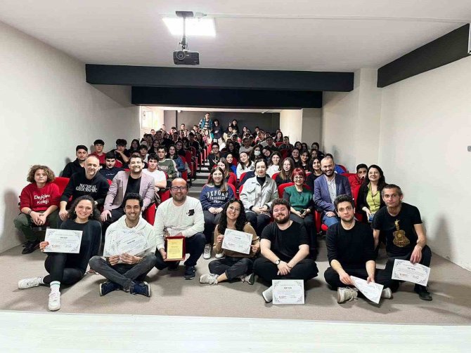 Efeler’de Tiyatro Rüzgarı Çocuklar Ve Gençler İçin Esti