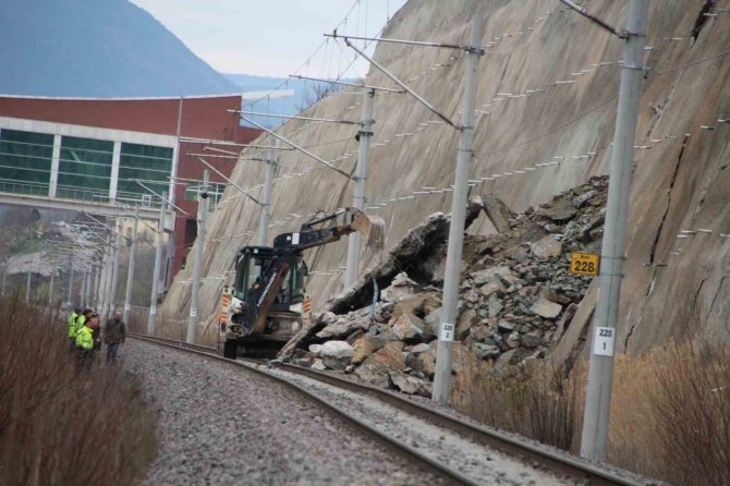 Bilecik’te Tren Hattında İstinat Duvarı Çöktü