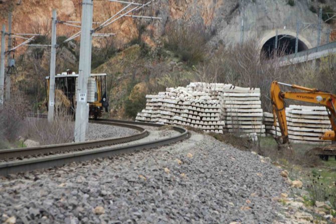 Bilecik’te Tren Hattında İstinat Duvarı Çöktü