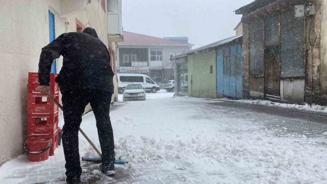 Karlıova Ve Genç’te Kar Yağışı