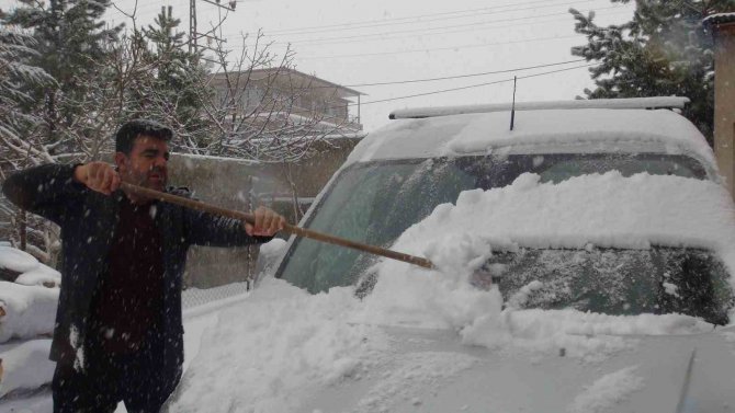 Ahlat’ta Kar Yağışı Etkili Oluyor