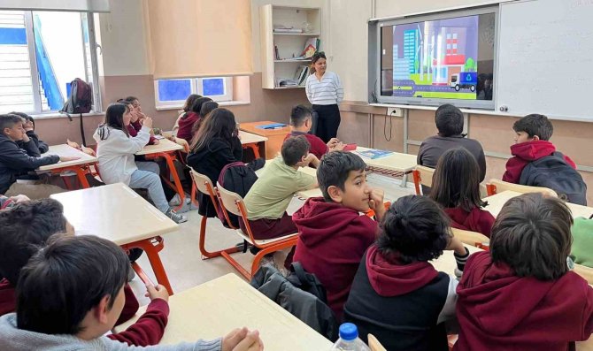 Öğrencilere Atık Yönetimi Ve Geri Dönüşüm Eğitimi Veriliyor