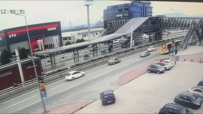 Belediye Otobüsünün Bariyerlere Ok Gibi Saplandığı Kaza Kamerada