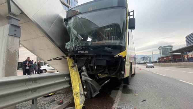 Belediye Otobüsünün Bariyerlere Ok Gibi Saplandığı Kaza Kamerada