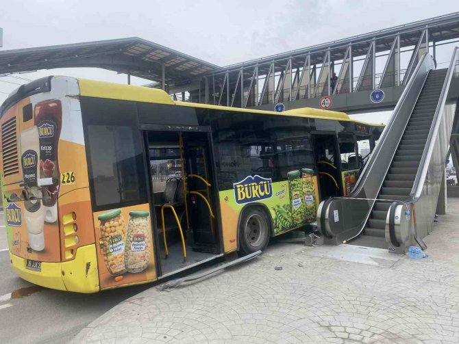 Bursa’da Belediye Otobüsü Bariyerlere Ok Gibi Saplandı: 1’i Ağır 5 Yaralı