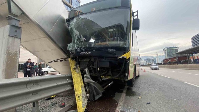 Bursa’da Belediye Otobüsü Bariyerlere Ok Gibi Saplandı: 1’i Ağır 5 Yaralı