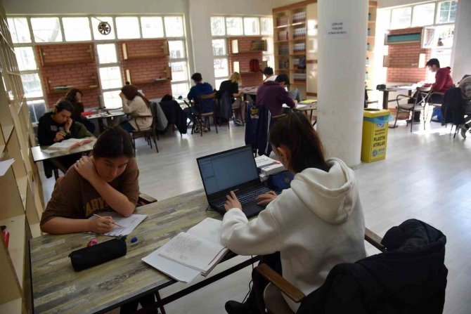 Millet Kıraathanesi Kütüphaneler Haftasında Öğrencileri Ağırlıyor