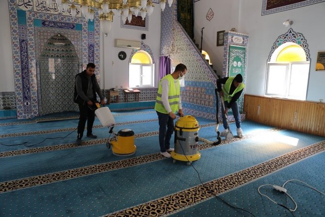 Burhaniye’de Camilerin Temizlikleri Devam Ediyor