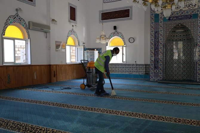 Burhaniye’de Camilerin Temizlikleri Devam Ediyor