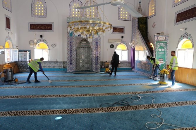 Burhaniye’de Camilerin Temizlikleri Devam Ediyor