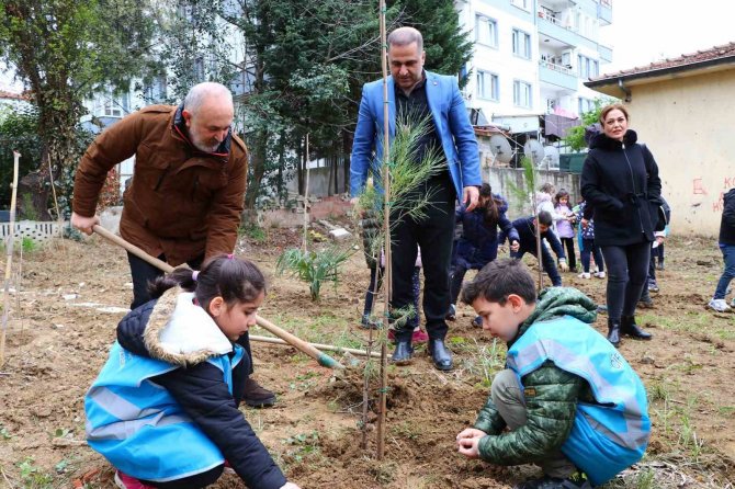 Çiftlikköy’de Sıfır Atık Günü Fidanlar Dikilerek Kutlandı