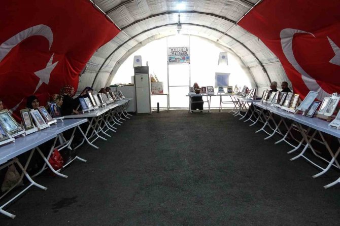 Ailelerin Evlat Nöbeti Kararlılıkla Devam Ediyor