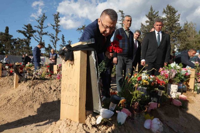 Cumhurbaşkanı Yardımcısı Oktay, Kktc’de Depremde Ölen Öğrencilerin Mezarını Ziyaret Etti