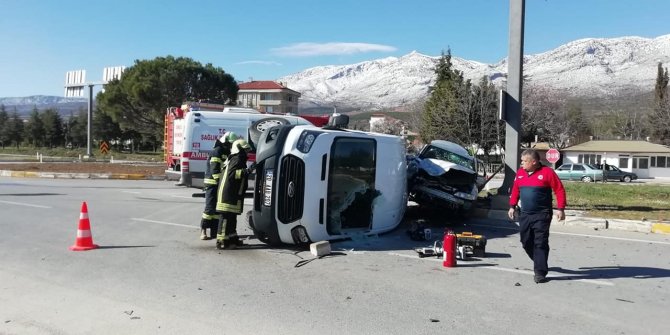 Aynı Yöne Giden Minibüs Otomobille Çarpıştı: 2 Yaralı