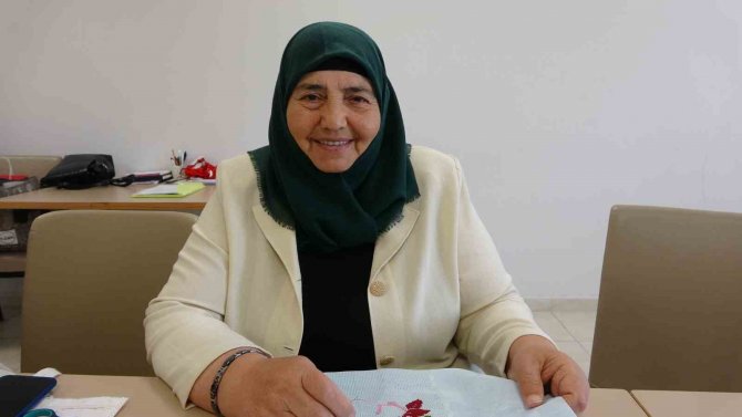 Deprem, 74 Yaşındaki Saadet Teyzenin Öğrenme Aşkına Engel Olmadı