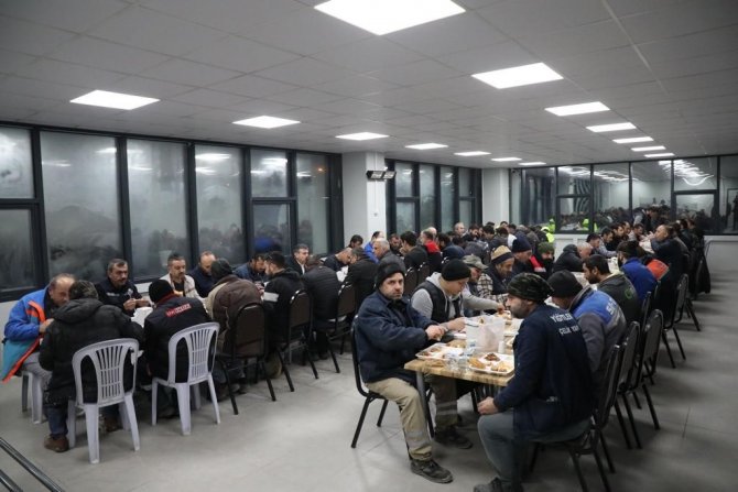 Vali Atay İşçilerle İftar Açtı