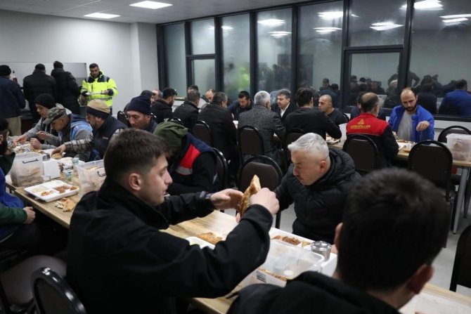 Vali Atay İşçilerle İftar Açtı