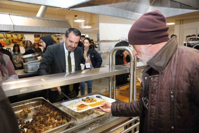 Başkan Şerifoğulları, İftar Sofrasında Depremzede Vatandaşlarla Buluştu