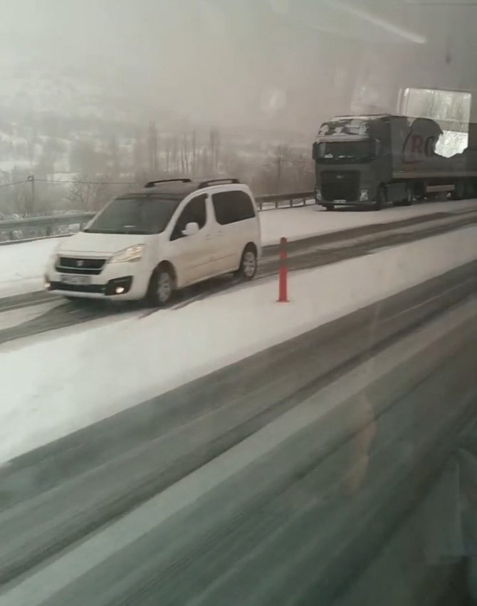 Elazığ’da Kar Yağışı Sonrası Araçlar Yolda Kaldı