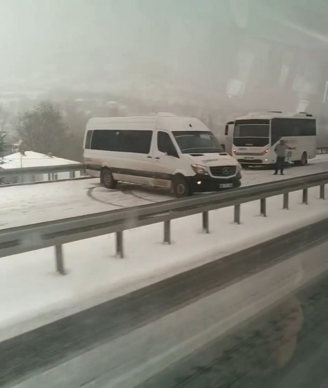 Elazığ’da Kar Yağışı Sonrası Araçlar Yolda Kaldı