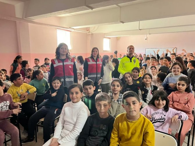 Polislik Mesleğini Tanıyıp Suçtan Korunma Yöntemlerini Öğreniyor