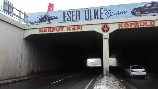 Köprülerden Sarkan Dev Buz Sarkıtları Tehlike Oluşturuyor