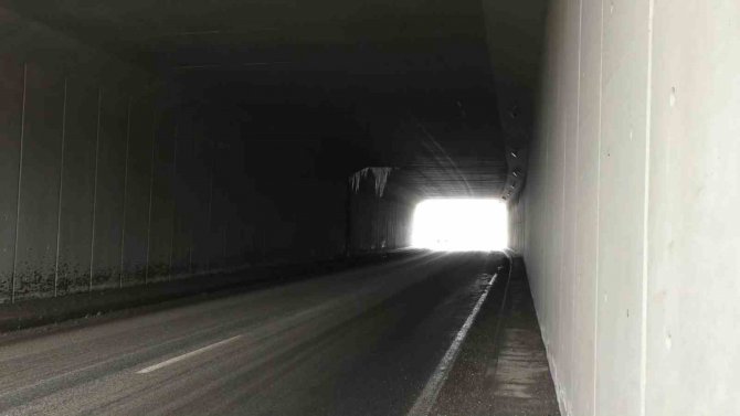 Köprülerden Sarkan Dev Buz Sarkıtları Tehlike Oluşturuyor