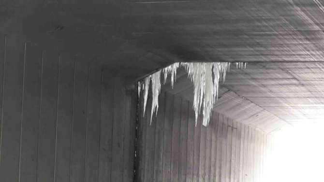 Köprülerden Sarkan Dev Buz Sarkıtları Tehlike Oluşturuyor