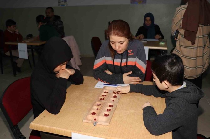 ‘Okullar Arası Zeka Oyunları Turnuvası’nda Finale Kalmak İçin Kıyasıya Yarıştırlar