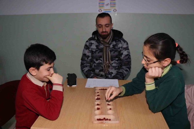 ‘Okullar Arası Zeka Oyunları Turnuvası’nda Finale Kalmak İçin Kıyasıya Yarıştırlar