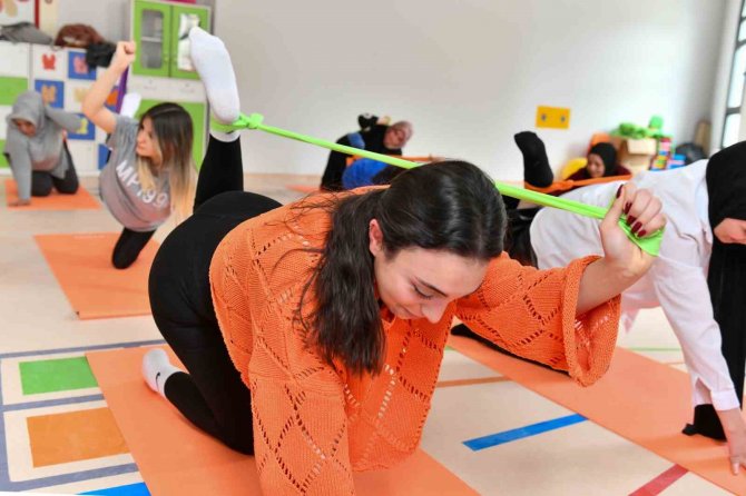 Esenyurtlu Kadınlar Günün Stresini Spor Kursunda Atıyor