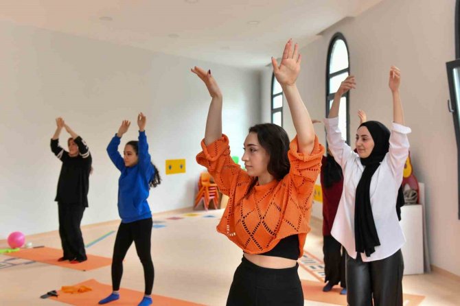 Esenyurtlu Kadınlar Günün Stresini Spor Kursunda Atıyor