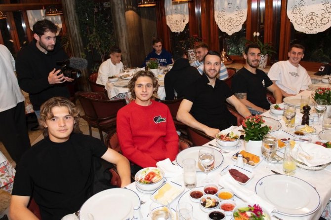 Galatasaray Futbol Takımı İftar Yemeğinde Bir Araya Geldi