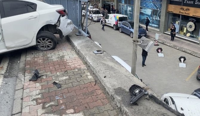 Güngören’de Hızını Alamayan Otomobil Önce Minibüse, Sonra Demir Korkuluklara Çarptı