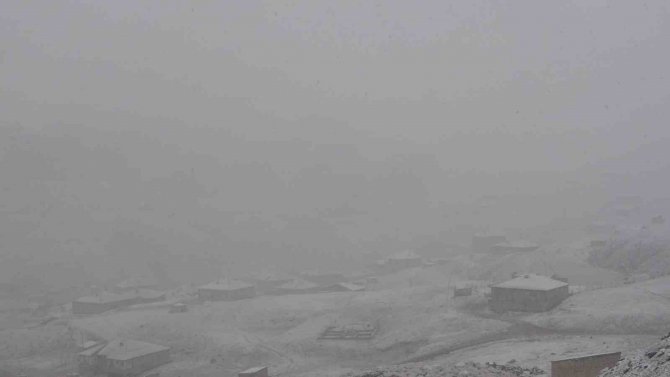Yüksekova’da Kar Yağışı Ve Yoğun Sis