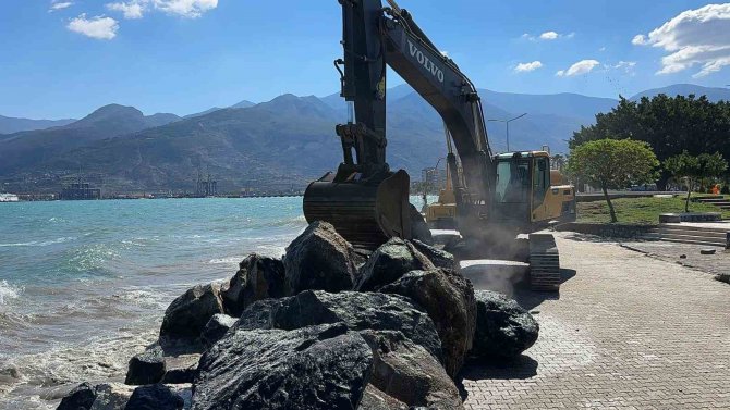 İ̇skenderun’da Denizin Taştığı Bölgelerde Çalışma Başlatıldı