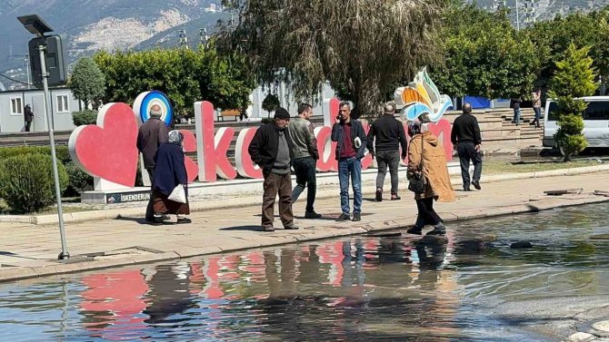 İ̇skenderun’da Denizin Taştığı Bölgelerde Çalışma Başlatıldı
