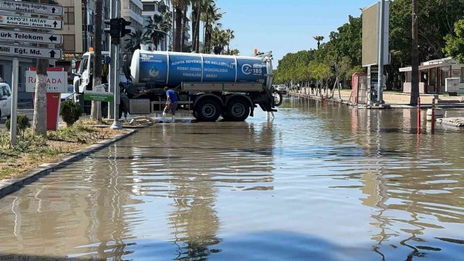 İ̇skenderun’da Denizin Taştığı Bölgelerde Çalışma Başlatıldı