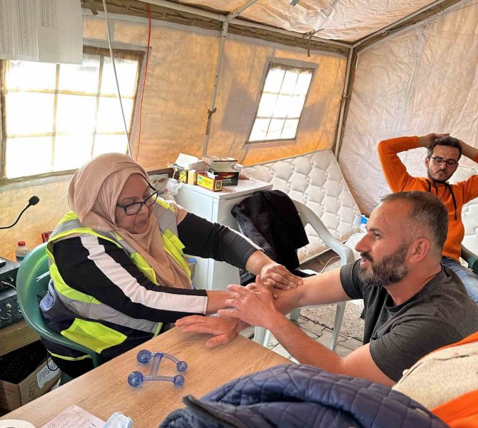 İ̇ngiltere’de Yaşayan 70 Yaşındaki Pakistanlı Kadın, Deprem Bölgesine Yardım Götürdü