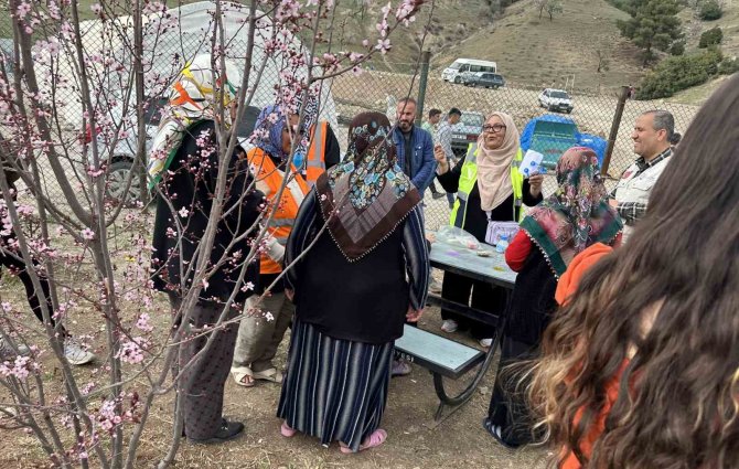 İ̇ngiltere’de Yaşayan 70 Yaşındaki Pakistanlı Kadın, Deprem Bölgesine Yardım Götürdü